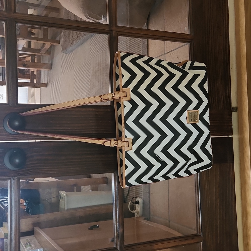 Super Sexy Dooney & Bourke Black & White Zig-Zag Large Tote 🤍🖤 - Picture 12 of 16